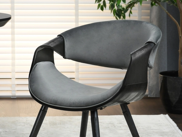 Funkcjonalne krzesło drewniane z szarą tapicerką welurową