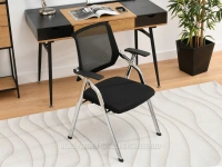 Czarne krzesło konferencyjne HENRY SIATKA MESH - CHROM - w aranżącji biurowej z biurkiem BODEN i regałem SAMOA