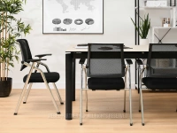 Czarne krzesło konferencyjne HENRY SIATKA MESH - CHROM - w aranżacji sali konferencyjnej