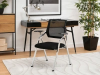 Czarne krzesło konferencyjne HENRY SIATKA MESH - CHROM - w aranżącji biurowej z biurkiem BODEN i regałem SAMOA