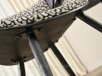 CZARNO BEŻOWE krzesło z motywem animal print BENT NOGI CZARNY - widok zamontowanych nóg