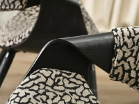 CZARNO BEŻOWE krzesło z motywem animal print BENT NOGI CZARNY - podłokietniki z drewna giętego malowane na czarno