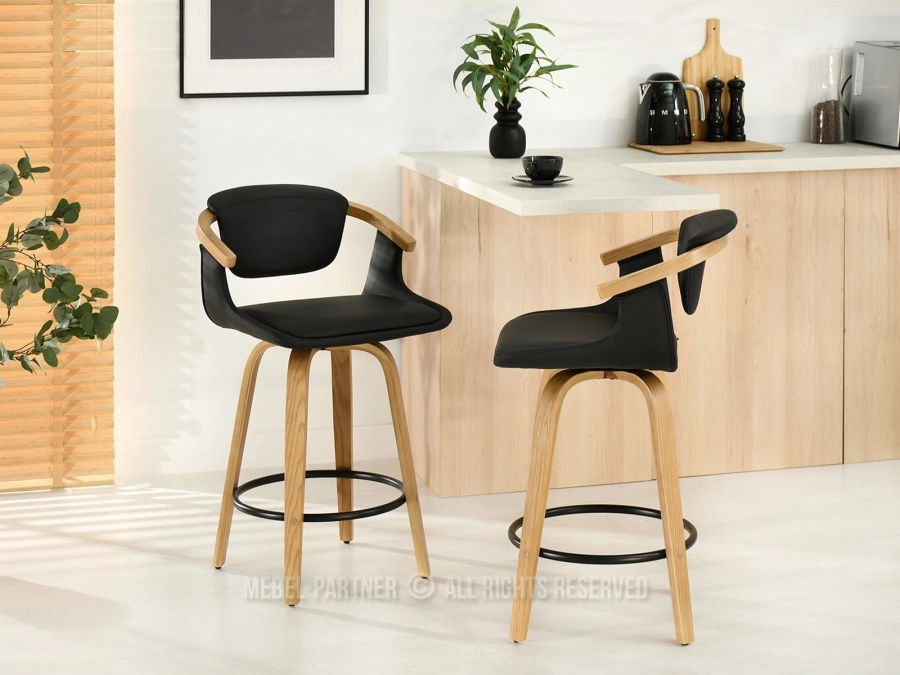Dębowe krzesło barowe z podłokietnikami z czarną tapicerką - elegancki element stylowych wnętrz