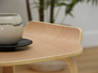 Dębowy stolik boczny MARINO Z DREWNA GIĘTEGO DO SALONU - widoczna struktura drewna