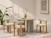 Designerskie krzesło z zaokrąglonym oparciem BEŻ KALINDA DĄB - w aranżacji ze stołem NAOMI