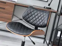 Drewniane krzesło do biurka BRUNO ORZECH - CZARNY - fotel do biurka ze skóry ekologicznej
