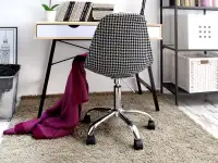 Obrotowe krzesło tapicerowane MOP MOVE TAP pepitka - w aranżacji z biurkiem FALUN