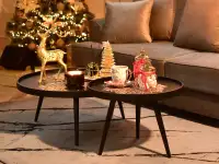 Zestaw okrągłych stolików LAVIN CZARNY S+XL do salonu - w świątecznej aranżacji
