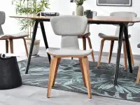 Krzesło drewniane do jadalni z szarą tkaniną ASALA - ORZECH - krzesło z tapicerowanym siedziskiem
