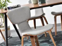 Krzesło drewniane do jadalni z szarą tkaniną ASALA - ORZECH - szare krzesło do jadalni
