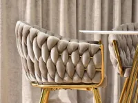 Welurowe krzesło IRIS BEŻOWE - ZŁOTY STELAŻ - w aranżacji  - warkocz z tkaniny