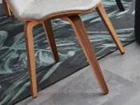 Krzesło drewniane do jadalni z szarą tkaniną ASALA - ORZECH - designerskie krzesło na drewnianej podstawie