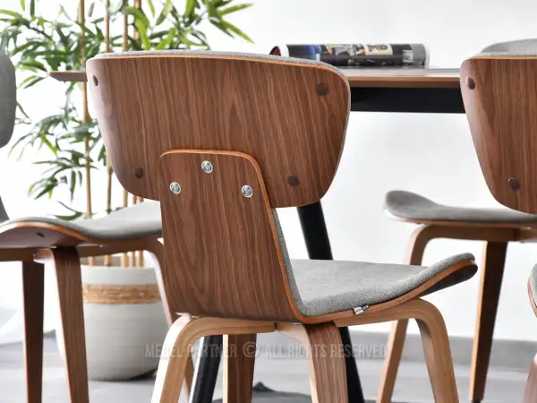 Drewniane krzesła w szarej tkaninie