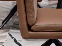 Krzesło obrotowe RALPH ekoskóra brąz - czarne nogi - charakterystyczne detale