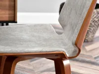 Drewniane krzesło VINCE BEŻOWE - orzechowe nogi - oryginalna forma