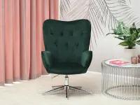 Fotel glamour TRINI ZIELONY z wysokim oparciem i regulacją - w aranżacji ze stolikiem NAVIO XL