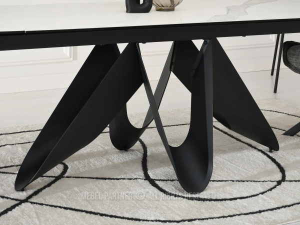 Stół z ceramicznym blatem z efektem marmuru