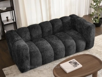 Dwuosobowa sofa tapicerowana o obłym kształcie OLIA CZARNY - w aranżacji ze stolikiem ALPIN B