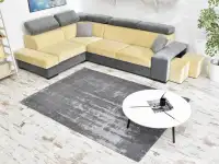 Loftowy dywan MIST GRAFITOWY RETRO plamoodporny naturalny w aranżacji ze stolikiem FJORD