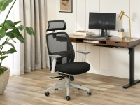 Ergonomiczny fotel biurowy LARGO CZARNY PODSTAWA SZARY - w aranżacji z biurkiem OTSO