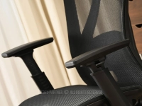 Ergonomiczny fotel do pracy z siatki mesh DAREN CZARNY - 6-poziomowa regulacja podłokietników