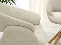 Finezyjne krzesło w miękkiej KREMOWEJ tkaninie GIVON NOGA DĄB - stylowy design
