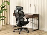 Fotel biurowy ergonomiczny CZARNY MESH HANOI - w aranżacji z biurkiem NILS