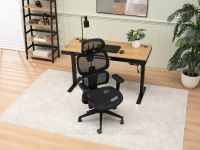 Fotel biurowy ergonomiczny CZARNY MESH HANOI - w aranżacji z biurkiem OTSO i regałem TOWER