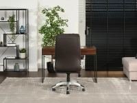 Fotel biurowy  ze skóry eko BENON BRĄZ NOGA SZARA - tył w aranżacji z biurkiem KALAN