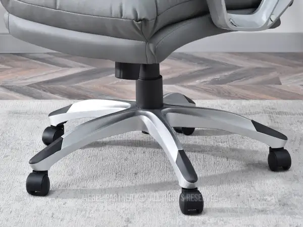 Szary fotel pikowany do biura, który odmieni Twoje wnętrze!