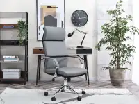 Fotel do pracy przy komputerze BOND SZARY EKO-SKÓRA - w aranżacji z biurkiem BODEN