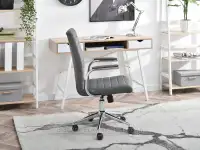 Fotel biurowy CRUZ SZARA SKÓRA EKOLOGICZNA  - CHROM - wyposażony w podłokietniki