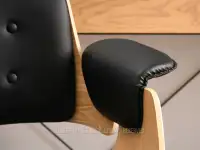 Fotel biurowy drewniany DUCK DĄB CZARNY - CHROM - funkcjonalny fotel z podłokietnikami