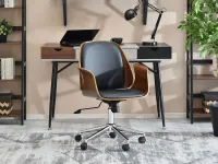 Wygodne krzesło do biurka ENRIC ORZECH - CZARNY EKOSKÓRA - w aranżacji z biurkiem BODEN
