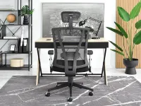 Czarny fotel biurowy ergonomiczny FELIX - CZARNA NOGA - w aranżacji z biurkiem HILDA oraz regałem HARPER B