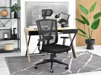 Czarny fotel biurowy ergonomiczny FELIX - CZARNA NOGA - w aranżacji z biurkiem HILDA oraz regałem HARPER B