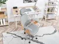 Fotel biurowy z drewnianym korpusem FRANK SZARY BUK - noga CHROM - w aranżacji z regałami TOWER i biurkiem BODEN