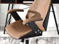 Fotel biurowy z drewna i ekoskóry FRANK BRĄZ - CZARNY - krzesło biurowe z podłokietnikami