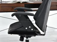 CZARNY fotel biurowy FRANK z ekoskóry ANTIC i drewna - fotel z podłokietnikami do biura