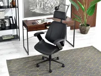 CZARNY fotel biurowy FRANK z ekoskóry ANTIC i drewna - fotel z zagłówkiem w zestawie z regałem HARPER B i biurkiem NILS