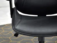 CZARNY fotel biurowy FRANK z ekoskóry ANTIC i drewna -  krzesło biurowe z ekoskóry