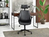 CZARNY fotel biurowy FRANK z ekoskóry ANTIC i drewna - fotel w zestawie z regałem HARPER B i biurkiem NILS