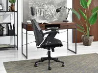 CZARNY fotel biurowy FRANK z ekoskóry ANTIC i drewna - fotel do biura w zestawie z regałem HARPER B i biurkiem NILS