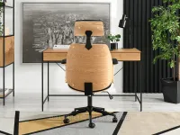 Obrotowy fotel biurowy FRANK ekoskóra drewno DĄB - CZARNY - w aranżacji z biurkiem UNIF i regałem SAMOA