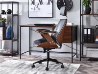 Wysoki fotel biurowy drewniany FRANK ORZECH CZARNA SKÓRA ANTIC - w aranżacji z biurkem VIGO oraz regałami HARPER