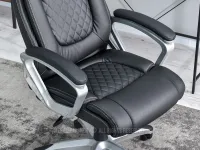Wygodny fotel biurowy pikowany GABOR CZARNA EKOSKÓRA SZARA NOGA 
- wyprofilowane siedzisko