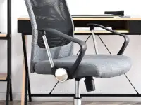 Szary fotel obrotowy do komputera KOBE Z TKANINY I SIATKI MESH - podłokietniki