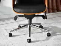 Fotel biurowy CZARNY SKÓRZANY Z DREWNEM ORZECH - CHROM - noga na kółkach