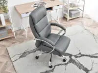 Fotel skórzany biurowy z regulacją wysokości LUKS SZARY NA CHROMIE - w aranżacji