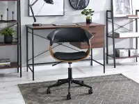 Krzesło biurowe obrotowe MANZA ORZECH I CZARNA SKÓRA EKOLOGICZNA - w aranżacji